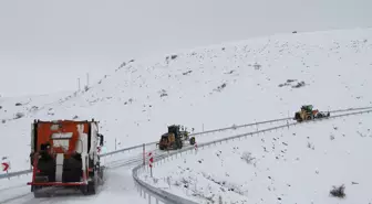 Kayseri'de Kar Temizleme Çalışmaları Devam Ediyor