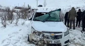 Bitlis'te Şarampole Yuvarlanan Otomobilde 4 Yaralı