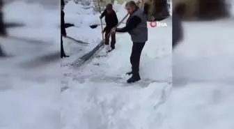 Tokat'ta Köy Halkı Kar Yağışını Türkülerle Karşıladı