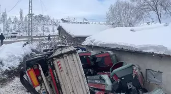 Tokat'ta Tır Şarampole Devrildi: Sürücü Yaralandı