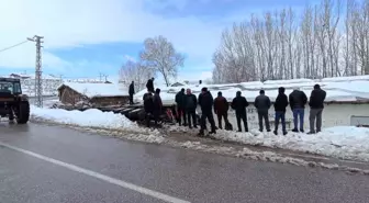 Tokat'ta Tır Devrildi, Sürücü Yaralandı