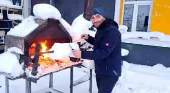 Kar Lezzeti: Müdür Yardımcısı İbrahim Turan Kardan Çağ Kebabı Yaptı