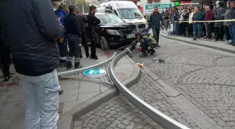 Kocaeli'de Kontrolden Çıkan Araç Aydınlatma Direğini Devirip Yayaların Üzerine Düşürdü