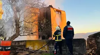 Çanakkale'de Köy Konağında Yangın Çıktı