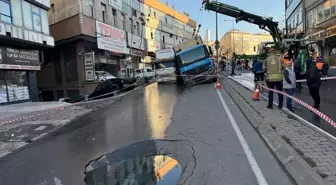 Güngören'de Yolda Çökme Olayı: İSKİ Kamyonu Göçtü