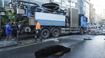 Güngören'de Yol Çökmesi: Kamyon Hasar Gördü