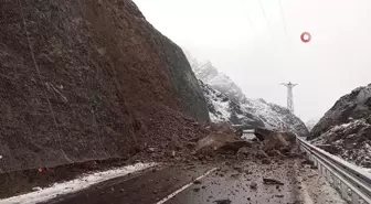 Artvin-Yusufeli Karayolu Heyelan Nedeniyle Ulaşıma Kapandı