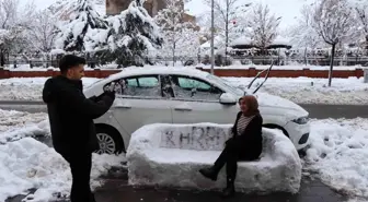 Oltu'da Kardan Koltuk Yapıldı: Beklentilere Dönük Sanatsal Bir Mesaj