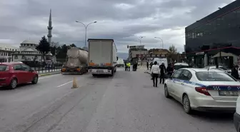 Tırın Çarptığı Kadın Hastanede Tedavi Altına Alındı