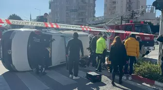 Antalya'da Minibüs ile Hafif Ticari Araç Çarpıştı: 3 Yaralı