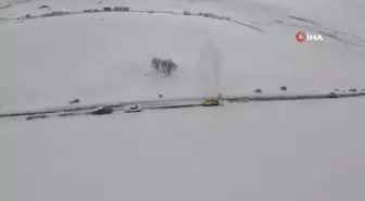 Bayburt'ta Kapalı Köy Yollarında Kar Temizleme Çalışmaları Devam Ediyor