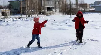 Diyadin'de Çocuklar Kar Yağışında Kartopu Oynuyor