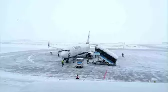 Erzurum Hava Limanı'nda Kar Yağışına Rağmen Uçuşlar Devam Ediyor