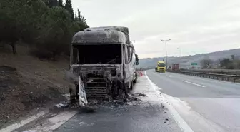 Anadolu Otoyolu'nda Tır Yangını: Kabin Kısmı Küle Döndü