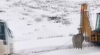 Siirt'te Mahsur Kalan Yolcu Minibüsü ve Akaryakıt Tankeri Kurtarıldı