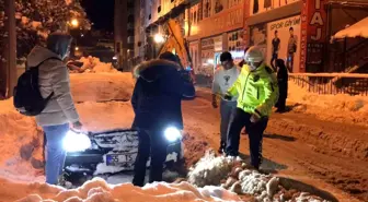 Bayburt'ta Buzlanma Nedeniyle Kara Saplanan Mercedes Kurtarıldı