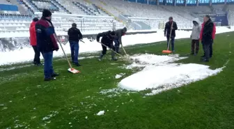 Erzurum'da Kazım Karabekir Stadı'nın Zemini Kışın Yeşil Kalıyor