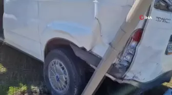 Antalya'da Otomobil Kamyonete Çarptı: 3 Yaralı