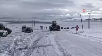 Buzlanan Yolda Kayan Tır Trafiği Kapattı