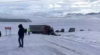 Ardahan'da Buzlanma Nedeniyle Tır Kazası