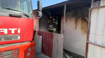 Hatay'da Depremzede Konteyner Yangınında Aile Evsiz Kaldı