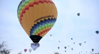 Kapadokya'da Barış İçin Kefiye Desenli Sıcak Hava Balonları Uçuruldu