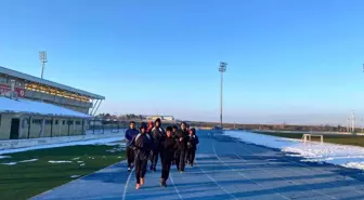 Muş'ta Soğuk Havaya Rağmen Atletizm Antrenmanları Devam Ediyor