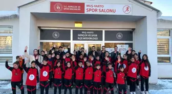 Varto'da 30 Öğrenciye Spor Kıyafeti Desteği