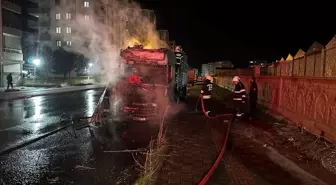 Diyarbakır'da Park Halindeki Tırda Yangın Çıktı