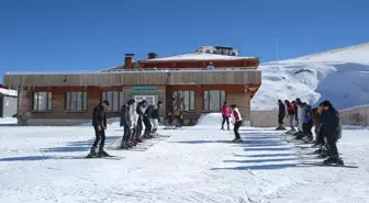 Hakkari'de Gençlik Kampı: Öğrenciler Kayak Eğitimi Alıyor