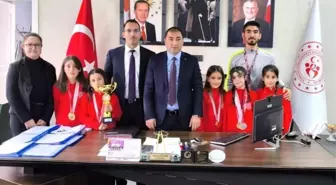 Ağrı'da Küçük Kızlar Atletizm Şampiyonu Ödüllendirildi