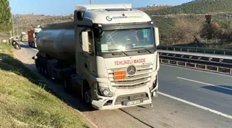 Kocaeli'de Kimyasal Madde Yüklü Tanker ile Otomobil Çarpıştı