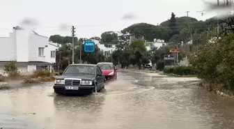 Ayvalık'ta Sağanak Yağış Hayatı Olumsuz Etkiledi