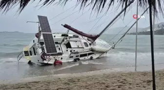 Bodrum'da Fırtına ve Yağış, Yelkenli Tekne Karaya Vurdu