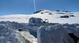 Kar nedeniyle minibüsü kara saplanan işletmeciye ekiplerden yardım