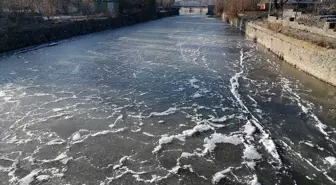 Kars'ta Soğuk Havalar Kars Çayı'nı Buzla Kapladı