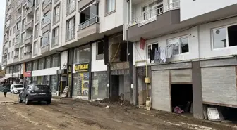 Rize'de tahliye edilen apartmanın sakinleri yeni heyelan riskine karşı uyarılıyor