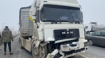 Freni Boşalan Tır, Trafik Işıklarında Bekleyen Tıra Çarptı