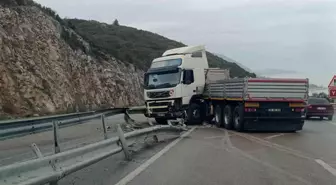 Isparta'da Tırın Bariyere Çarpması Trafiği Aksattı