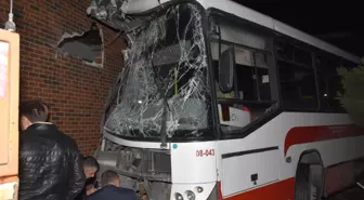 İzmir'de belediye otobüsü alışveriş merkezinin bahçesine uçtu: 1 yaralı