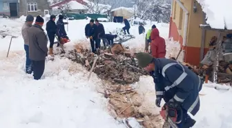 Köy Halkı, Okulun Kışlık Odununu El Birliğiyle Hazırladı