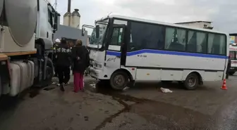 Manisa'da Süt Kamyonu ile Servis Minibüsü Çarpıştı: 9 Yaralı