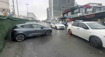 Küçükçekmece'de Dik Park Edilen Araç Trafiği Kilitledi