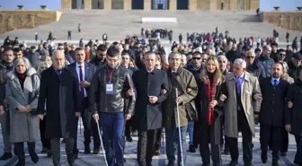 CHP Genel Başkanı Özel, engellilerle birlikte Anıtkabir'i ziyaret etti