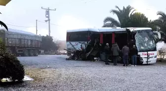 Denizli'de Otobüs Tırla Çarpıştı: 1 Ölü, 20 Yaralı