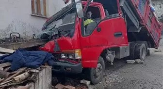 Gördes'te Kamyonet Kazası: 1 Ölü, 2 Yaralı