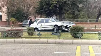 Eskişehir'de Fiat Tofaş Otomobili Bariyerlere Çarptı