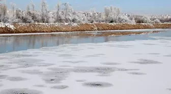 Sivas'ta Kızılırmak Nehri'nin Yüzeyi Buzla Kaplandı