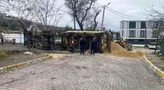 İstanbul'da Yol Çökmesi Nedeniyle Hafriyat Kamyonu Devrildi