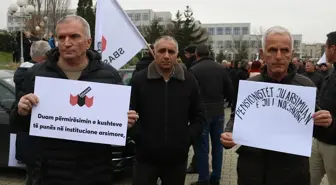 Kosova'da Öğretmenlerden Maaş Artışı İçin Protesto